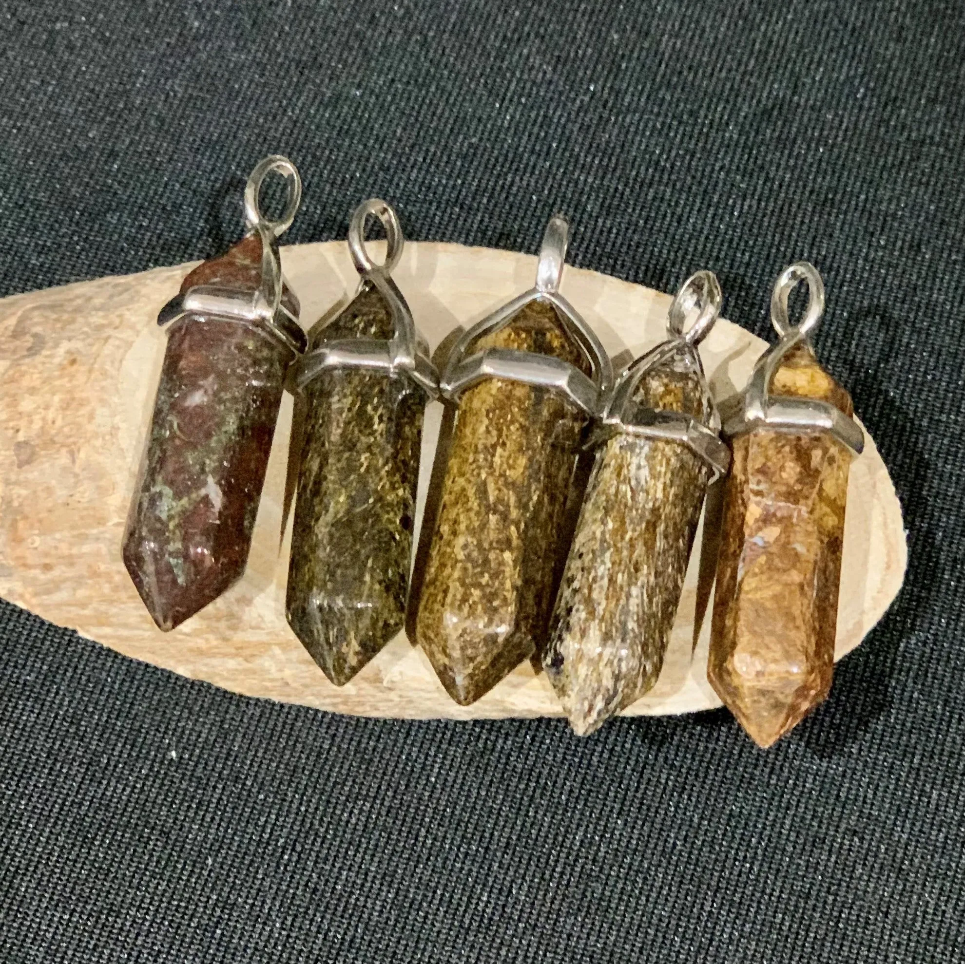 Bi-terminated point pendant in stones, bronzite, blue sand stone, zoïst ruby