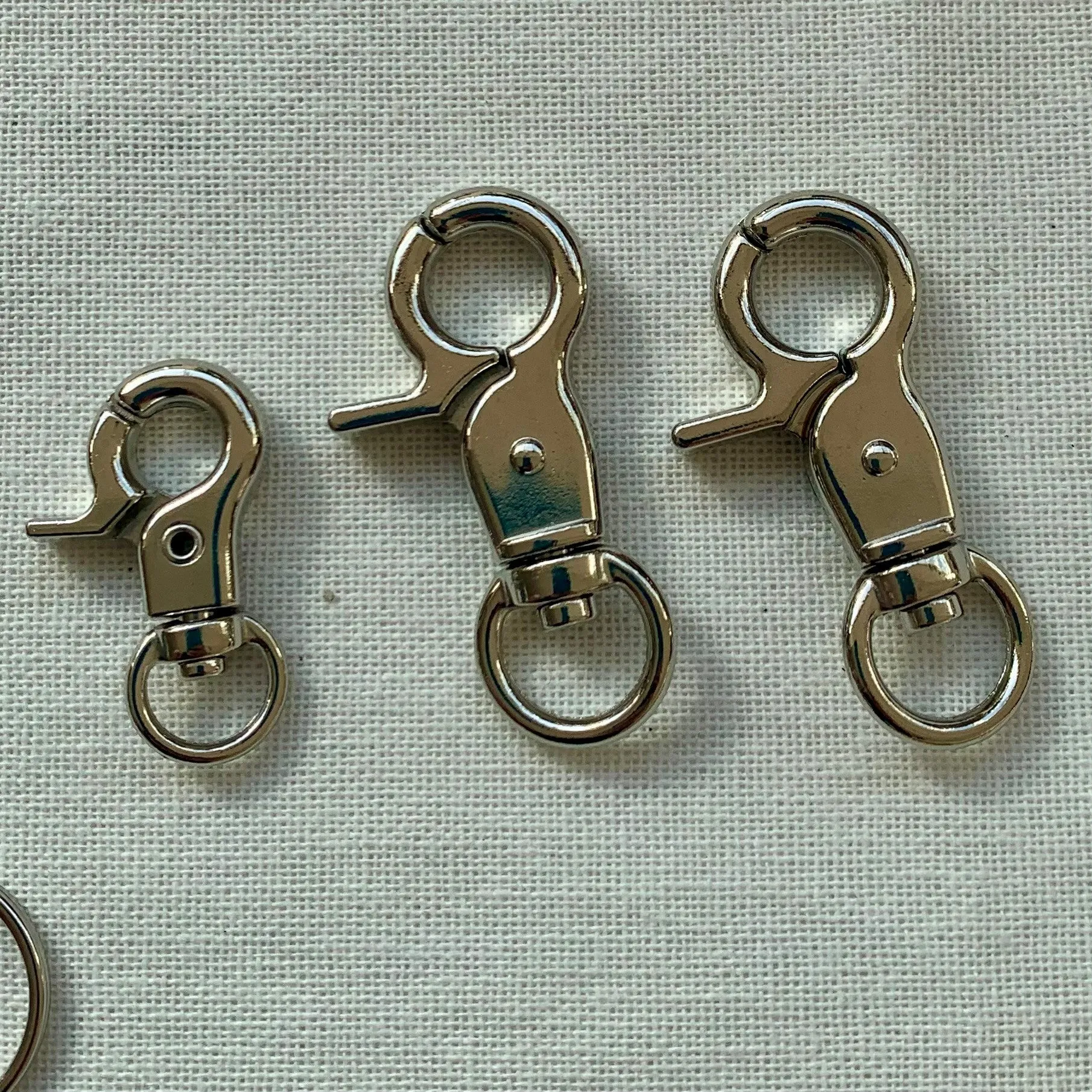 Bi-terminated point pendant in stones, bronzite, blue sand stone, zoïst ruby