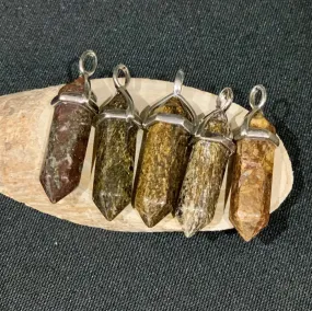 Bi-terminated point pendant in stones, bronzite, blue sand stone, zoïst ruby