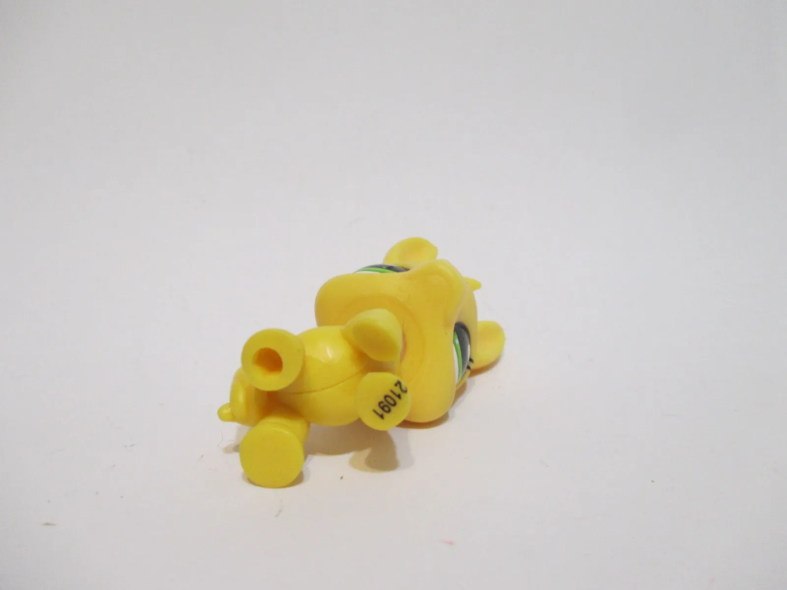 LIKE NEW Littlest Pet Shop Rare Blind Bag Yellow Donkey 2588 Authentic AIK NOV19NPO20